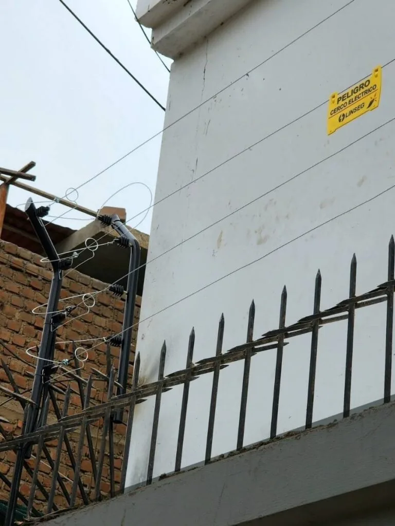 Cerco eléctrico de seguridad instalado por Puertas Automáticas Innova SAC en viviendas y edificios en Perú