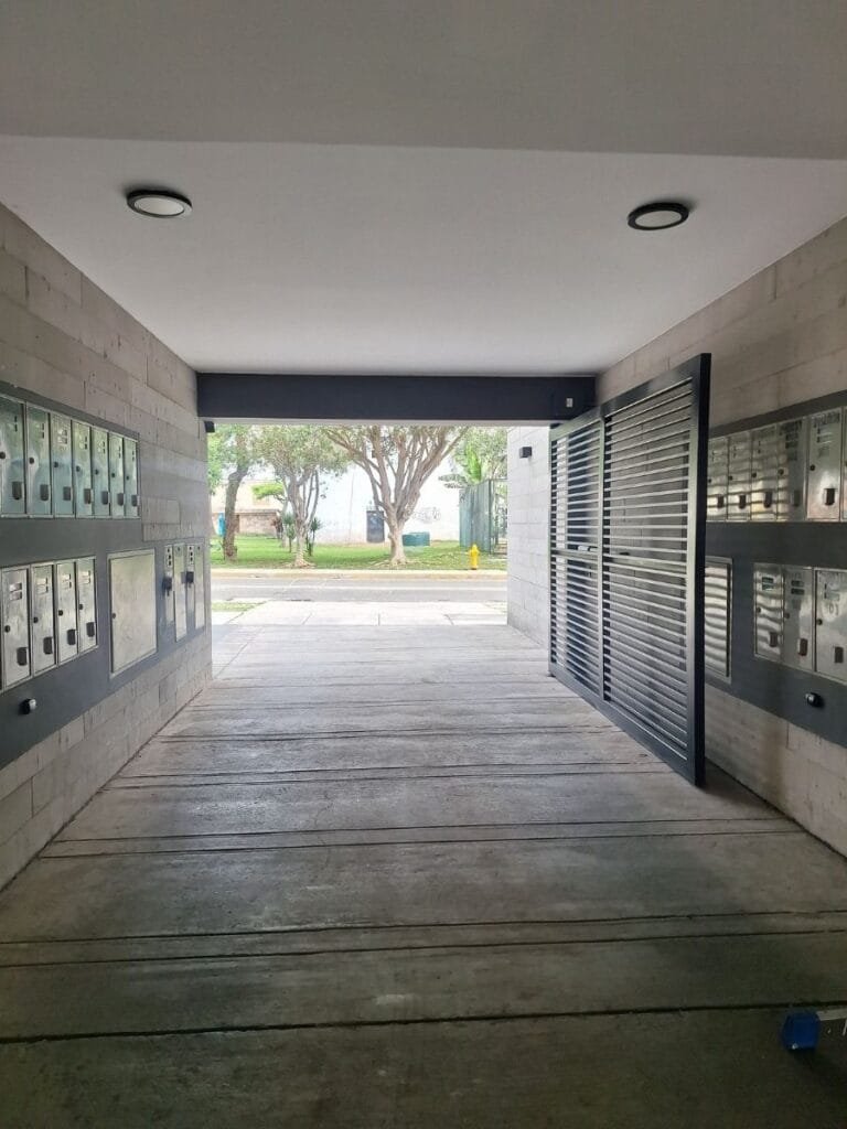 Puerta batiente automática instalada por Puertas Automáticas Innova SAC para uso residencial o comercial en Perú