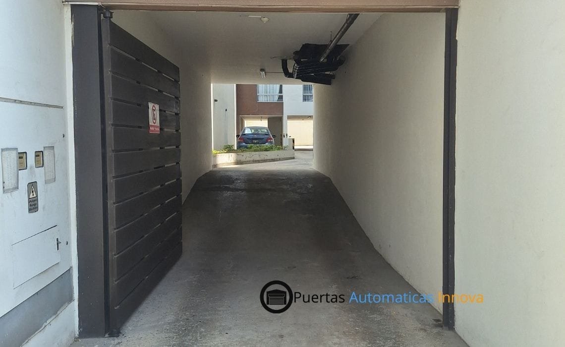 Puerta batiente automática de una hoja instalada para condominio por Puertas Automáticas Innova SAC
