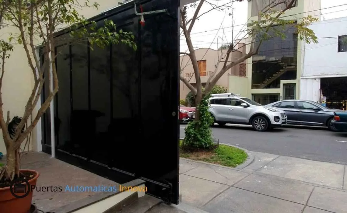 Puerta corrediza automática con motor SmartLift silencioso instalada por Puertas Automáticas Innova SAC