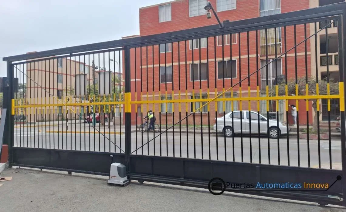 Puerta corrediza automática de uso intensivo con motor Nice italiano instalada por Puertas Automáticas Innova SAC