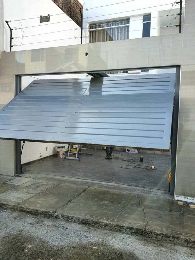 Puerta levadiza automática para garaje instalada por Puertas Automáticas Innova SAC en Perú